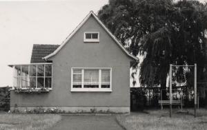 Unser Vereinshaus 1957 mit Rundweg, Bänken und Rasenfläche für unsere Besucher